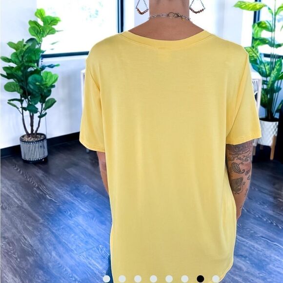 NWT Women’s Boutique Yellow Boyfriend Style V Neck Tee Shirt Top - Size M (8-10) - Picture 6 of 8